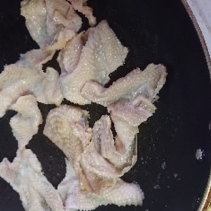 お肉屋さんの鶏皮油とパリ皮炒め